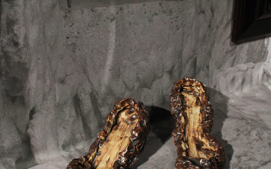Les Ballades, 2018, sculpture, céramique émaillée, 13 x 13,5 x 41,5 cm (x 2). Inv. 2025.2. Collection Centre d’art Madeleine Lambert, Vénissieux.