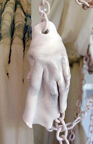 Matt Coco, Sans titre_je t'ai dans la peau, 2023, sculpture, faïence émaillée, 25 x 15 cm. © Matt Coco.